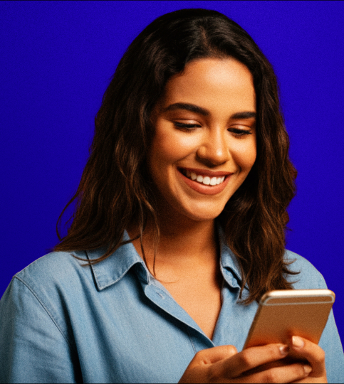 Usuária acessando sistema ERP pelo celular, demonstrando facilidade, mobilidade e tecnologia na gestão empresarial.