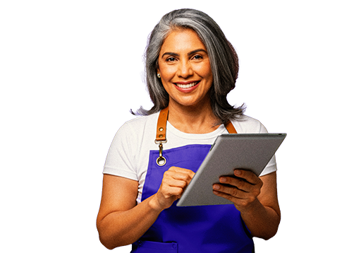 Mulher empreendedora segurando tablet usando sistema ERP para gestão empresarial